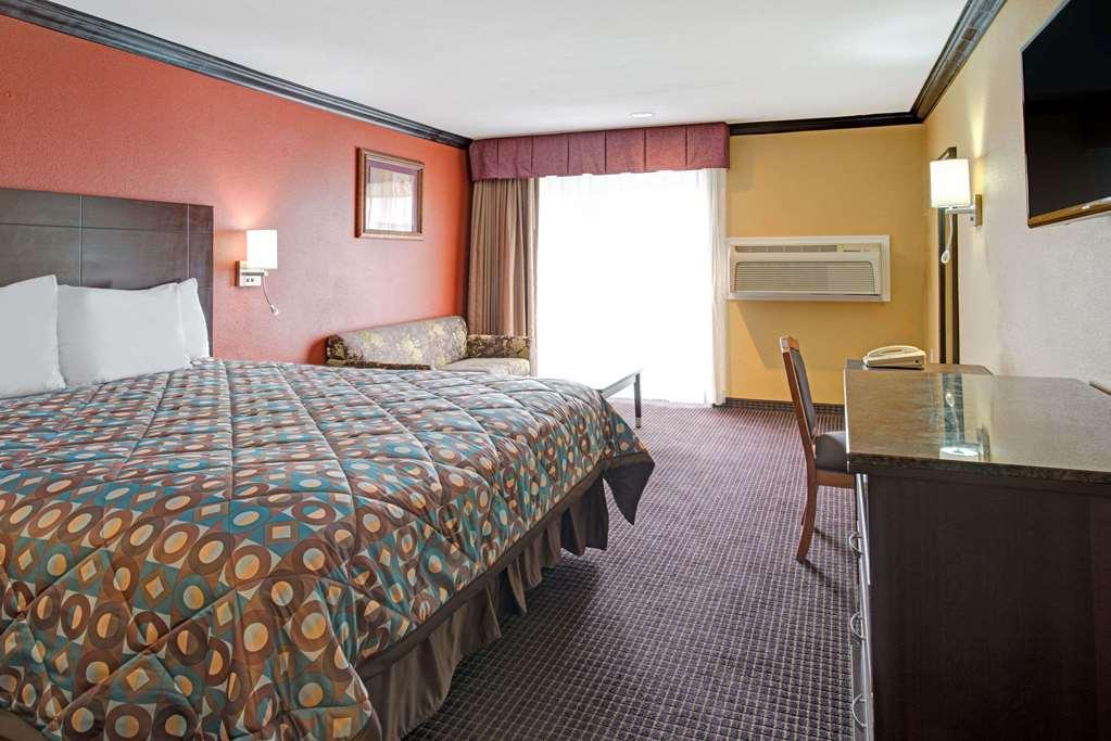 Quality Inn & Suites Sacramento Exterior photo