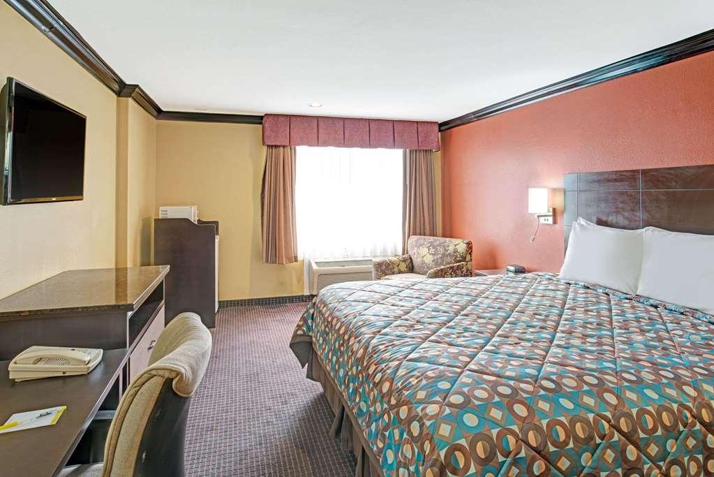 Quality Inn & Suites Sacramento Exterior photo