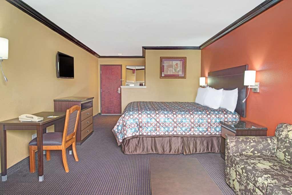 Quality Inn & Suites Sacramento Exterior photo