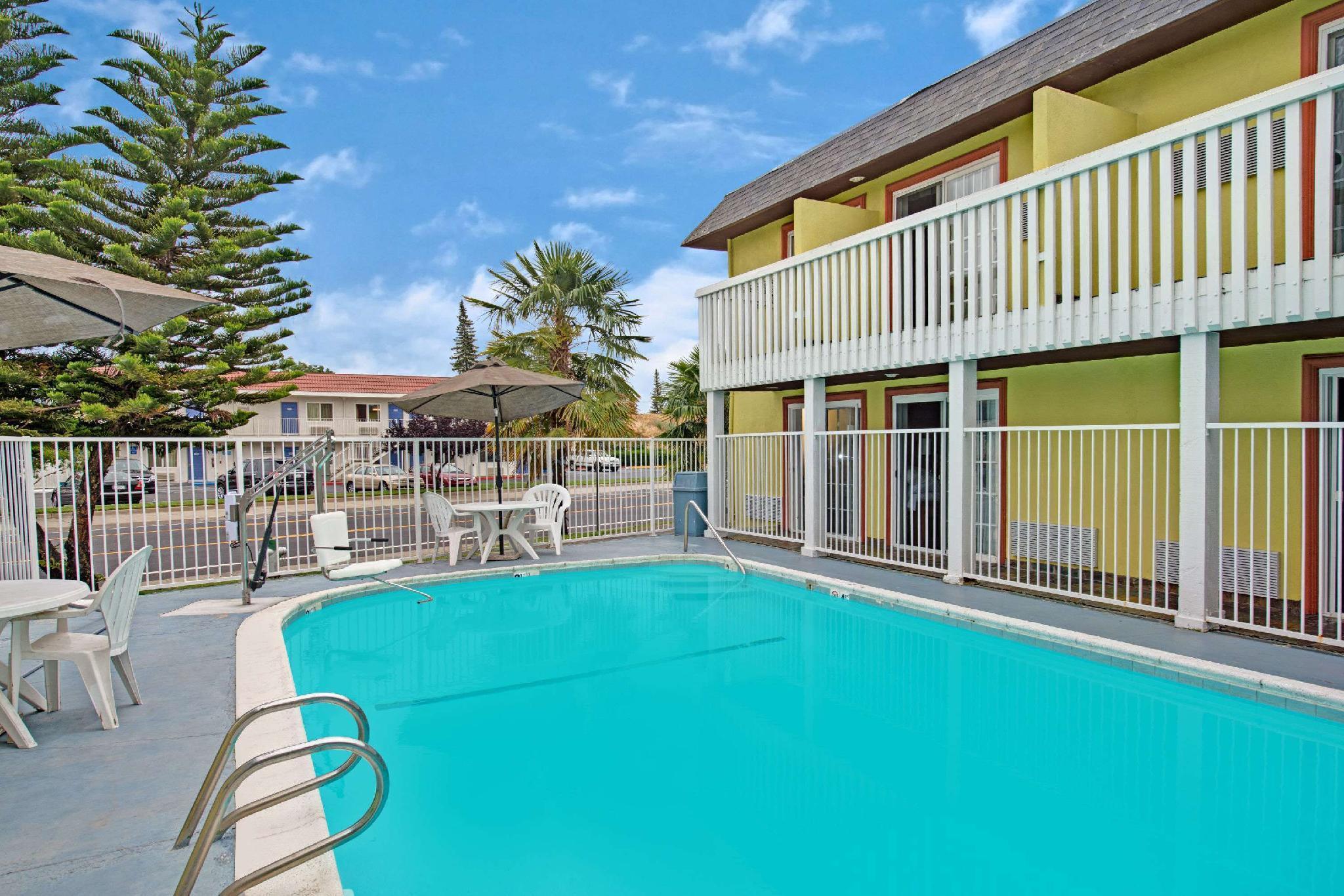 Quality Inn & Suites Sacramento Exterior photo