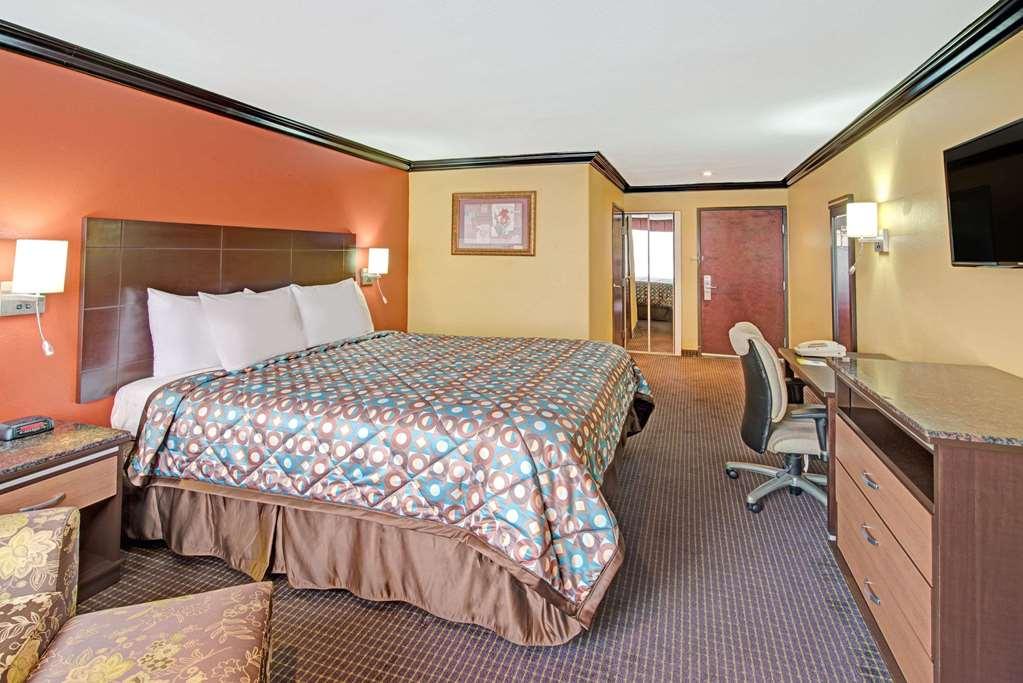 Quality Inn & Suites Sacramento Exterior photo