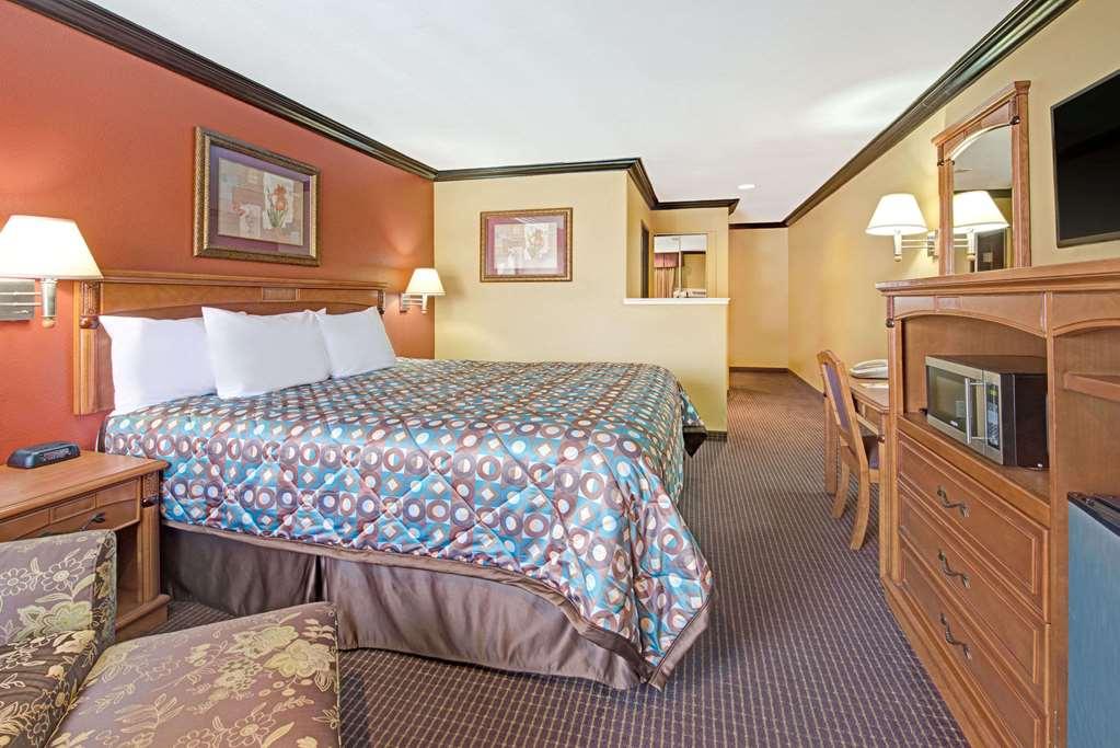 Quality Inn & Suites Sacramento Exterior photo