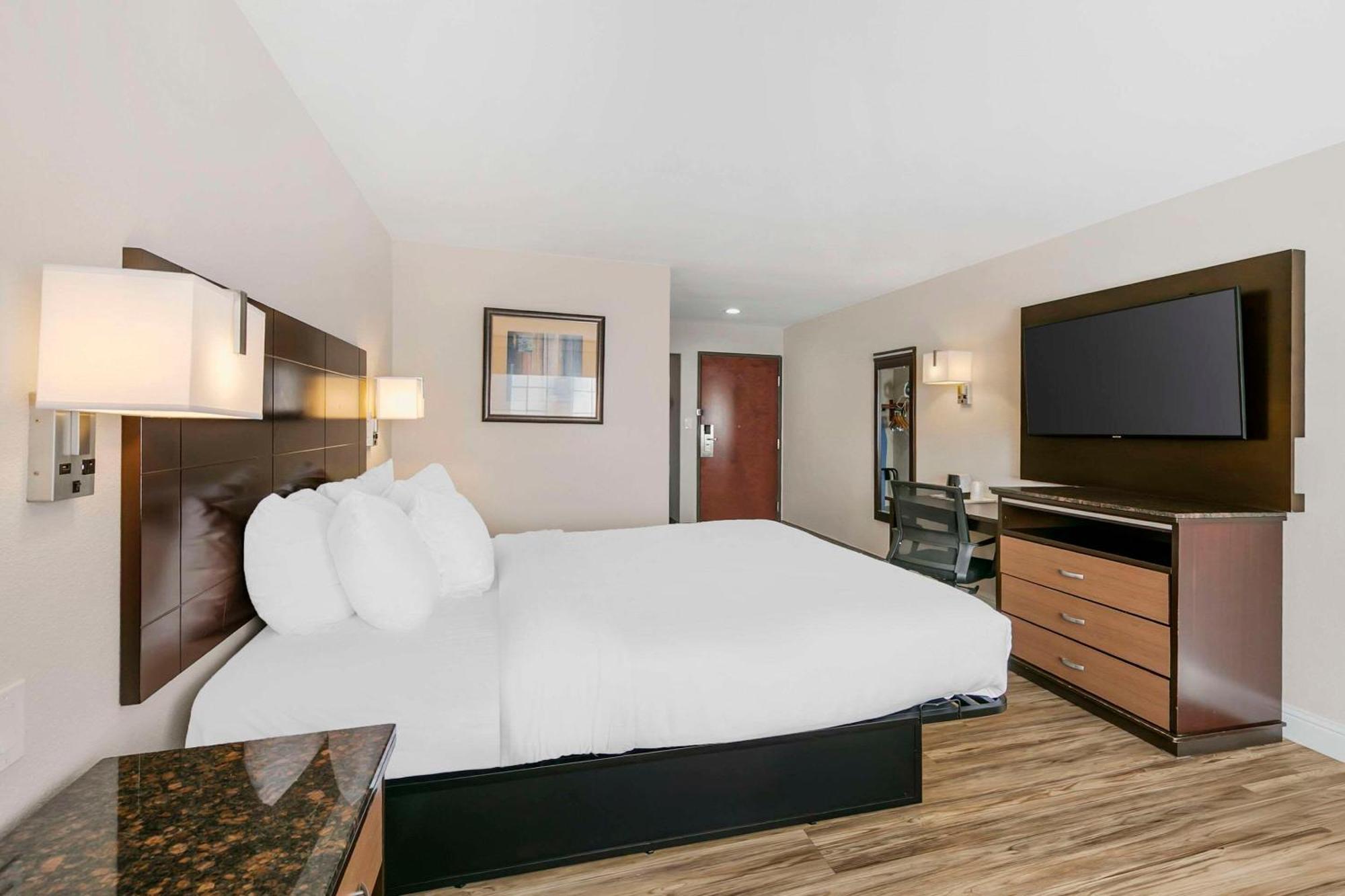Quality Inn & Suites Sacramento Exterior photo