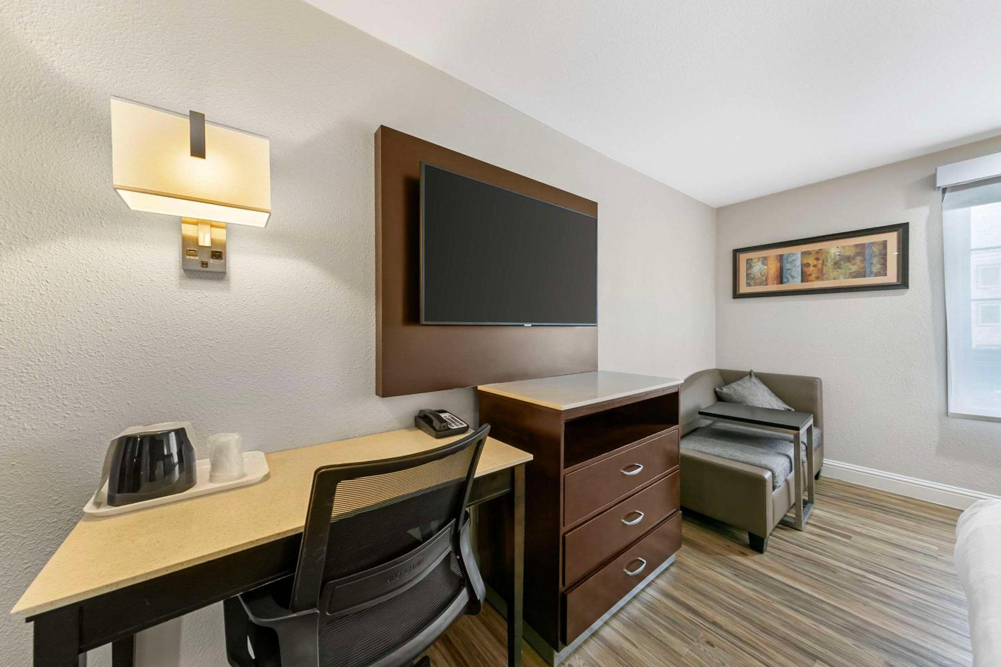 Quality Inn & Suites Sacramento Exterior photo