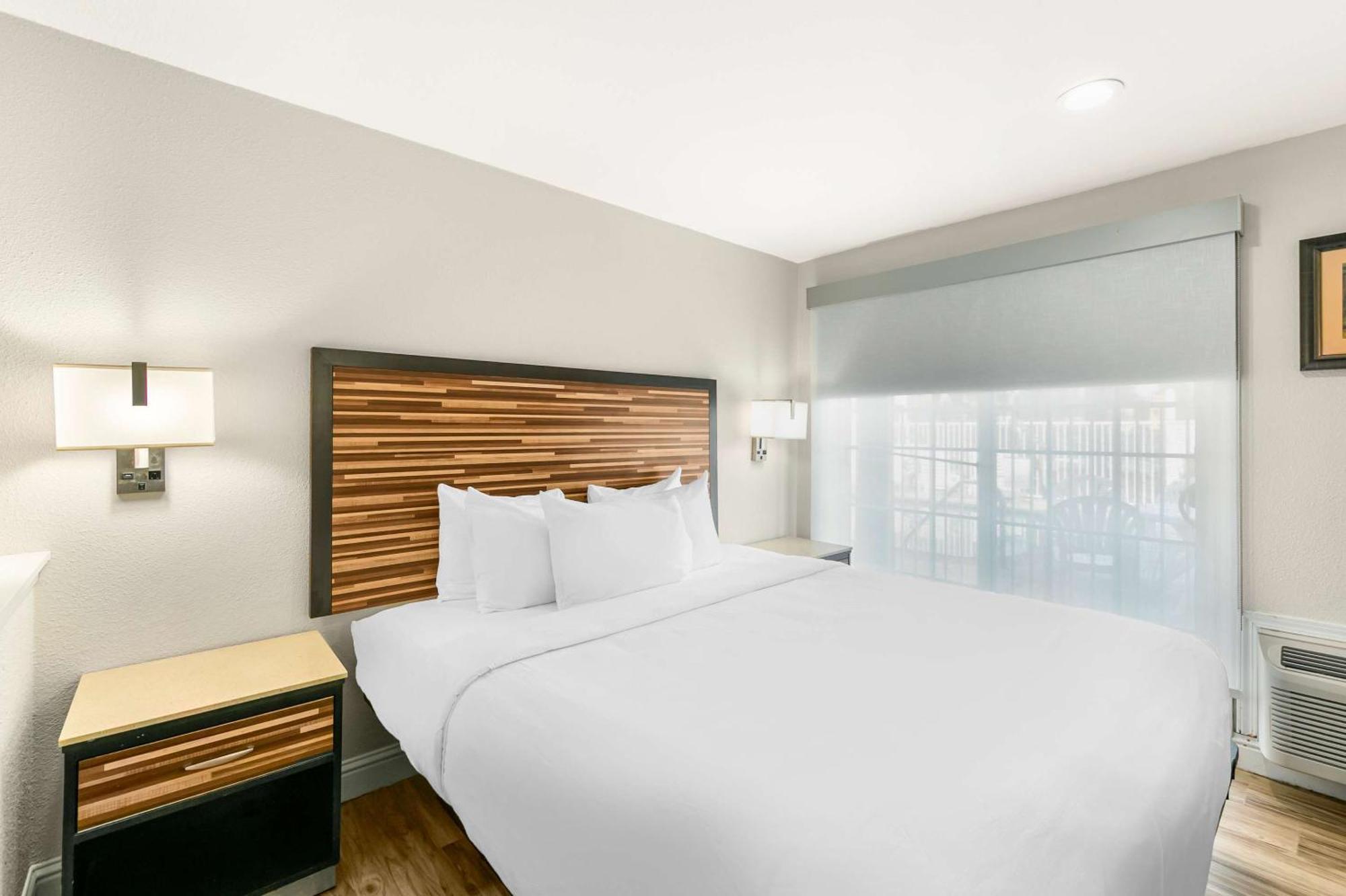 Quality Inn & Suites Sacramento Exterior photo