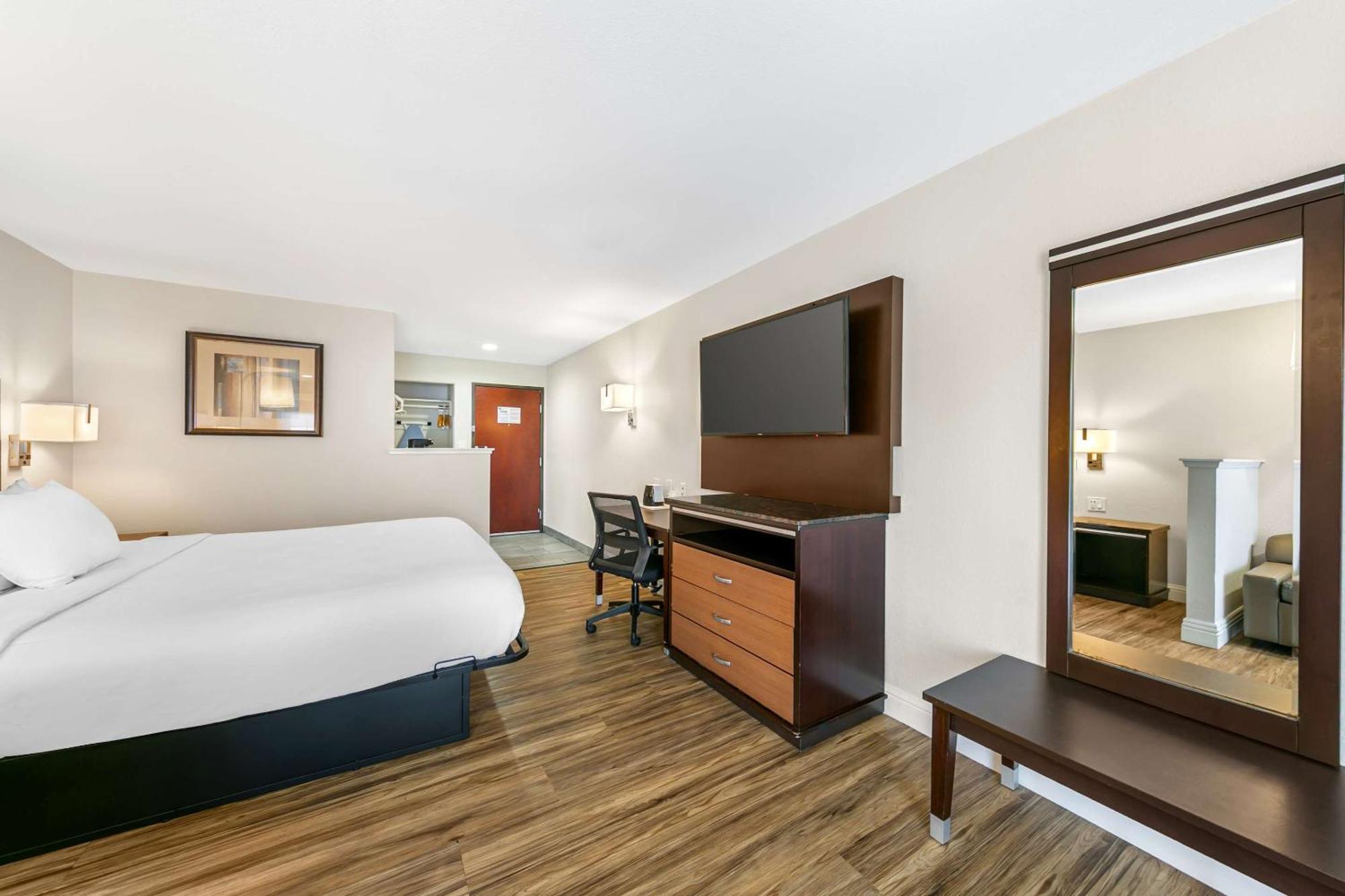 Quality Inn & Suites Sacramento Exterior photo